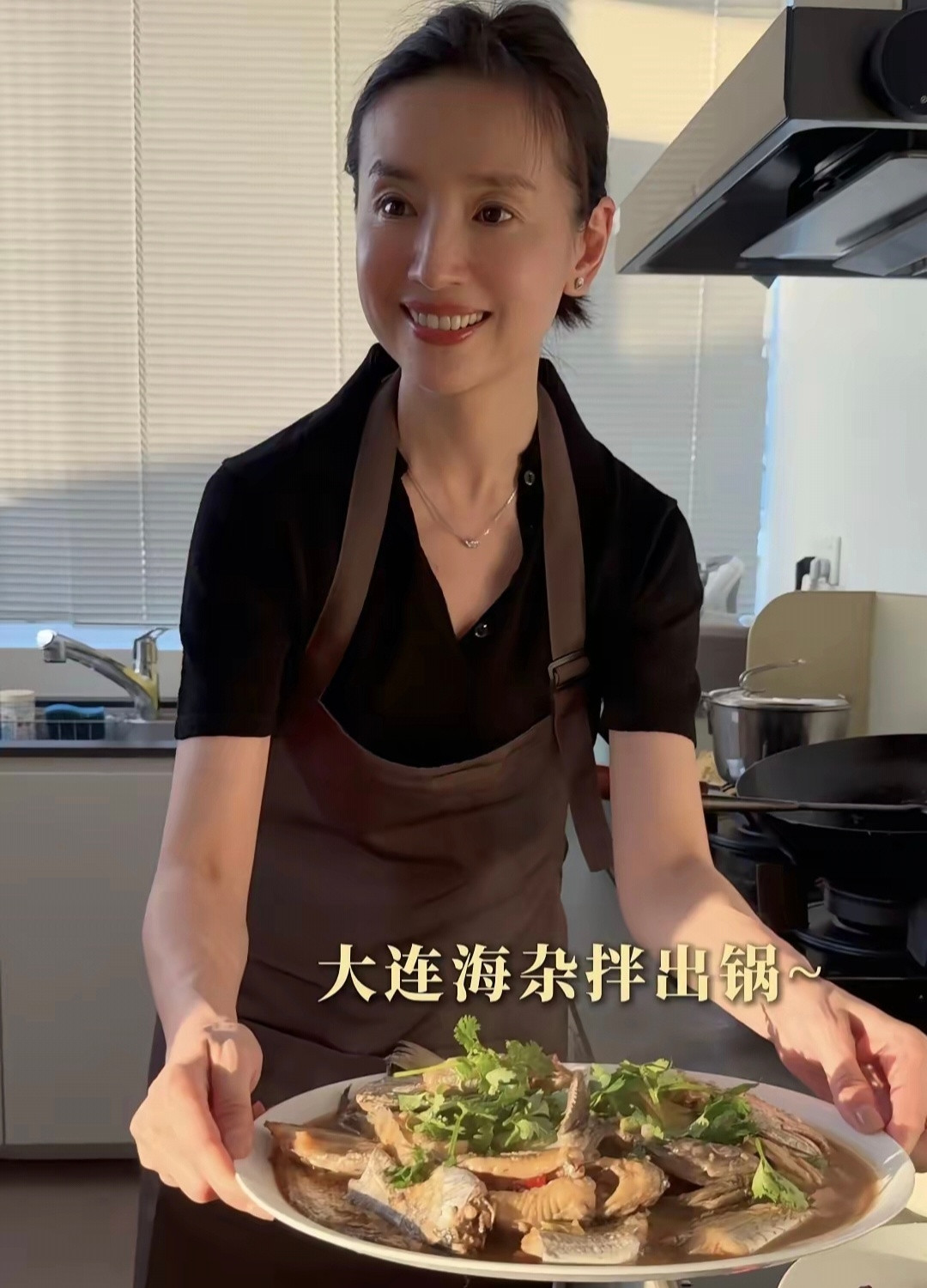 46岁董洁她亲自下厨做大连海杂拌，脖子上挂着围裙，头发用抓夹挽起来，十分接地气，