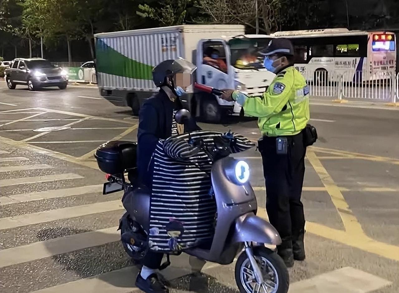酒后骑电动单车，后果你真的担得起？晚上聚餐，喝了几杯酒，想着骑电动单车回家