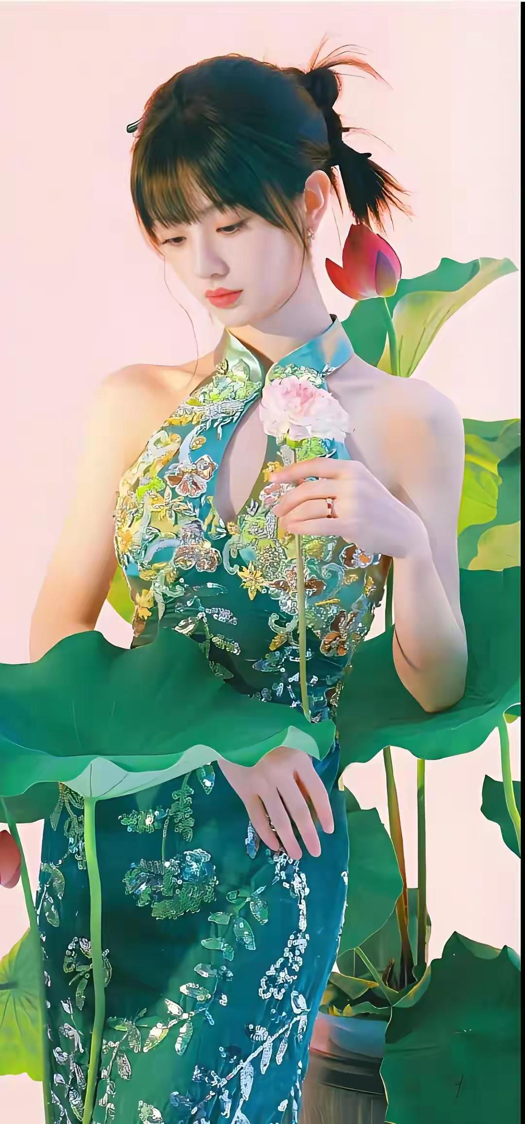 美女壁纸～田曦薇，一袭青荷旗袍，染尽江南温婉。持伞、拈花、倚叶，眉眼间皆是东方雅