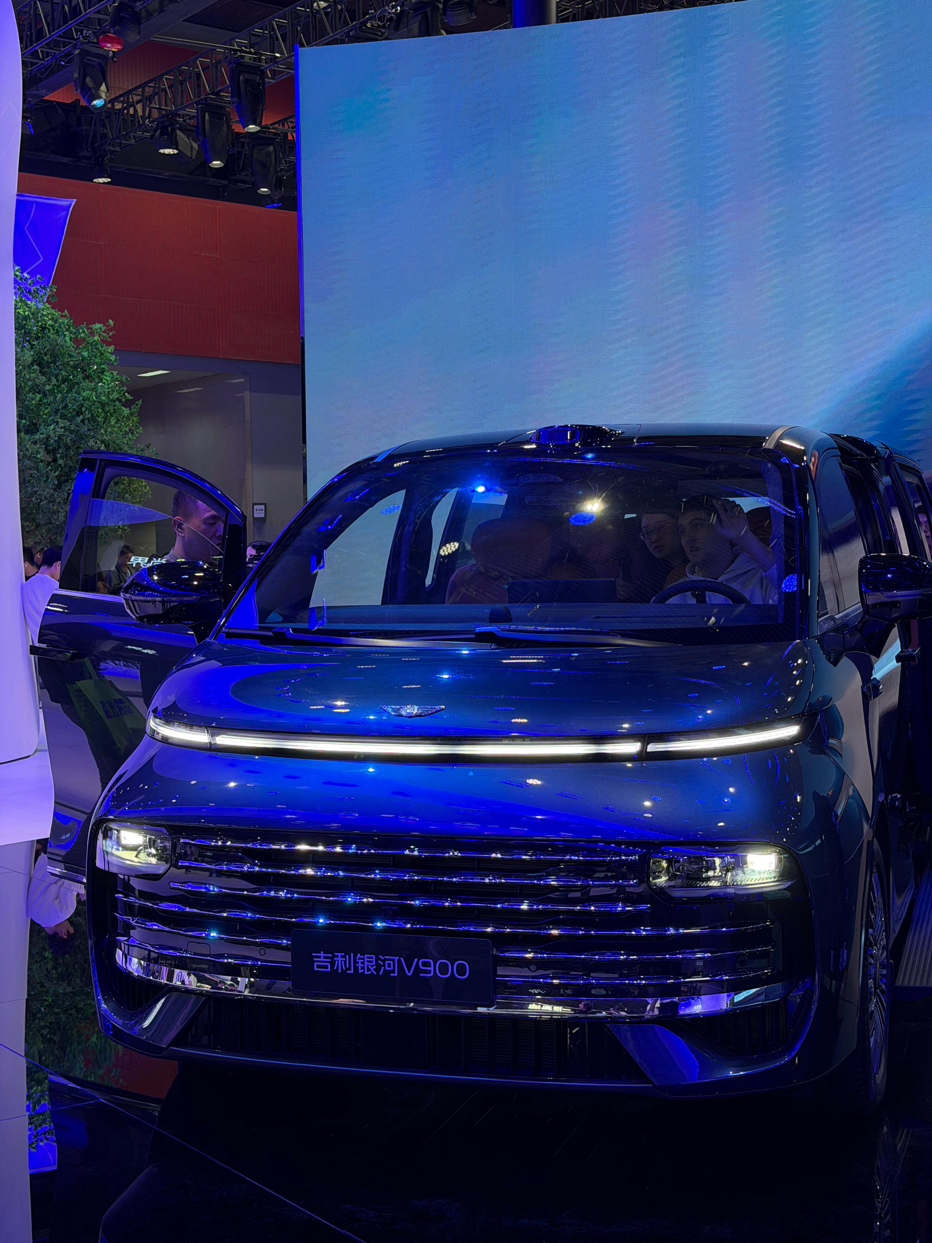 看了实车，大是真大，竟然MPV带电动踏板，这很少见啊～