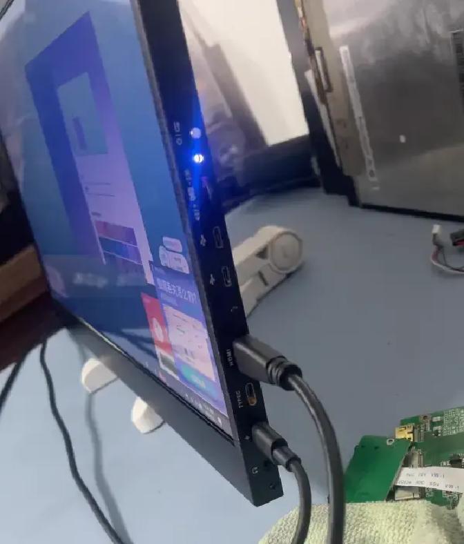 2026年2月，网上突然冒出一款15.6寸便携屏只要118元，这价格低到让人怀疑