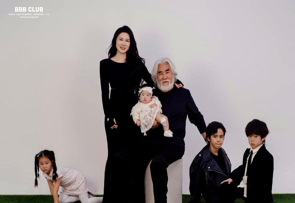 浦东机场，杜星霖一把将继子从行李车上拽下，75岁的张纪中，就站在一旁，看着。