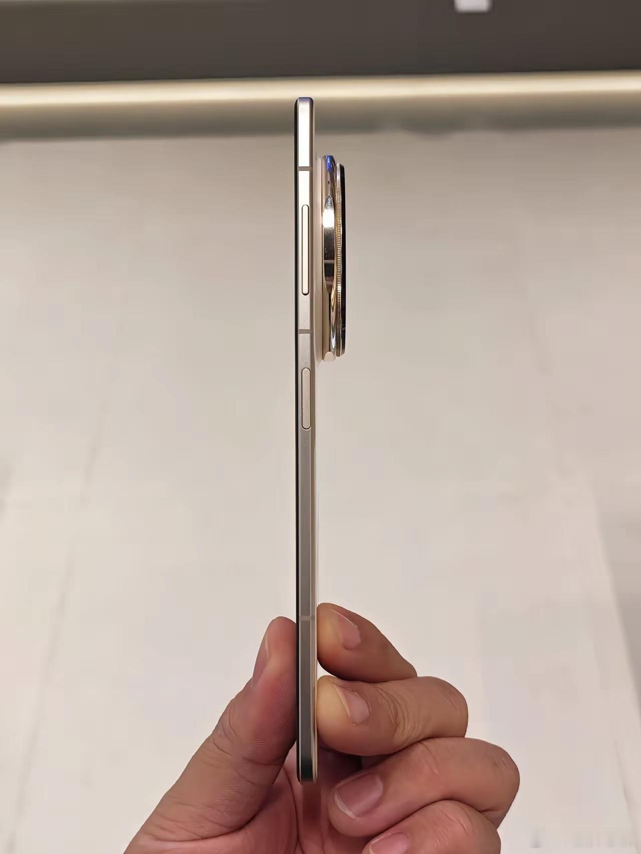 网友爆料的Mate70Air，也确实很薄啊，影像系统没有简配[赞]​​​