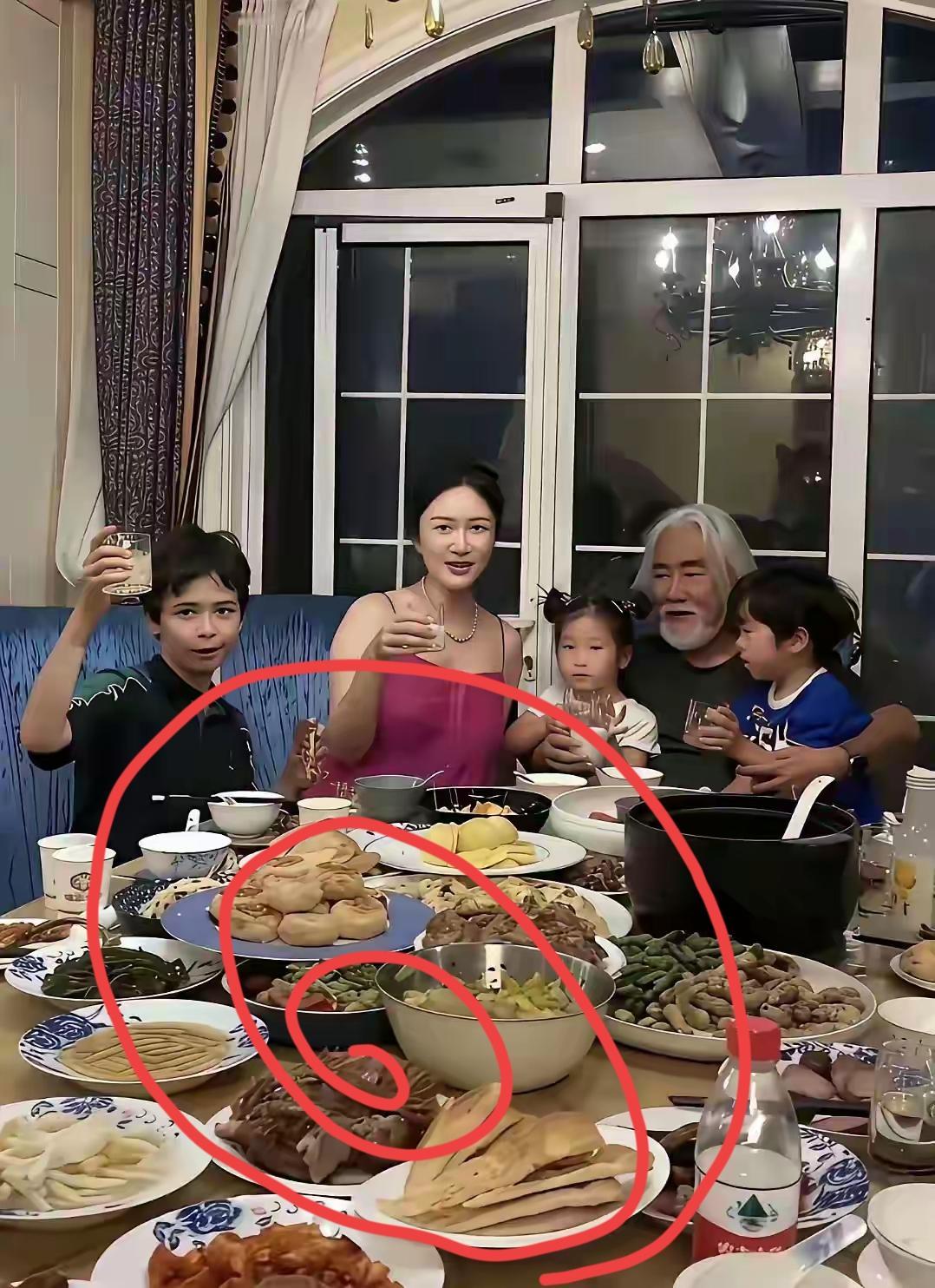 以前一直不明白？为啥张纪中敢生那么多孩子？他能养得起吗？但当我看了他家普通的一餐