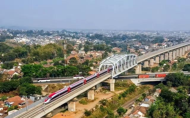 越南高铁最终选了德国西门子，这下亚洲集齐中国、日本、德国三大高铁。2026年4月