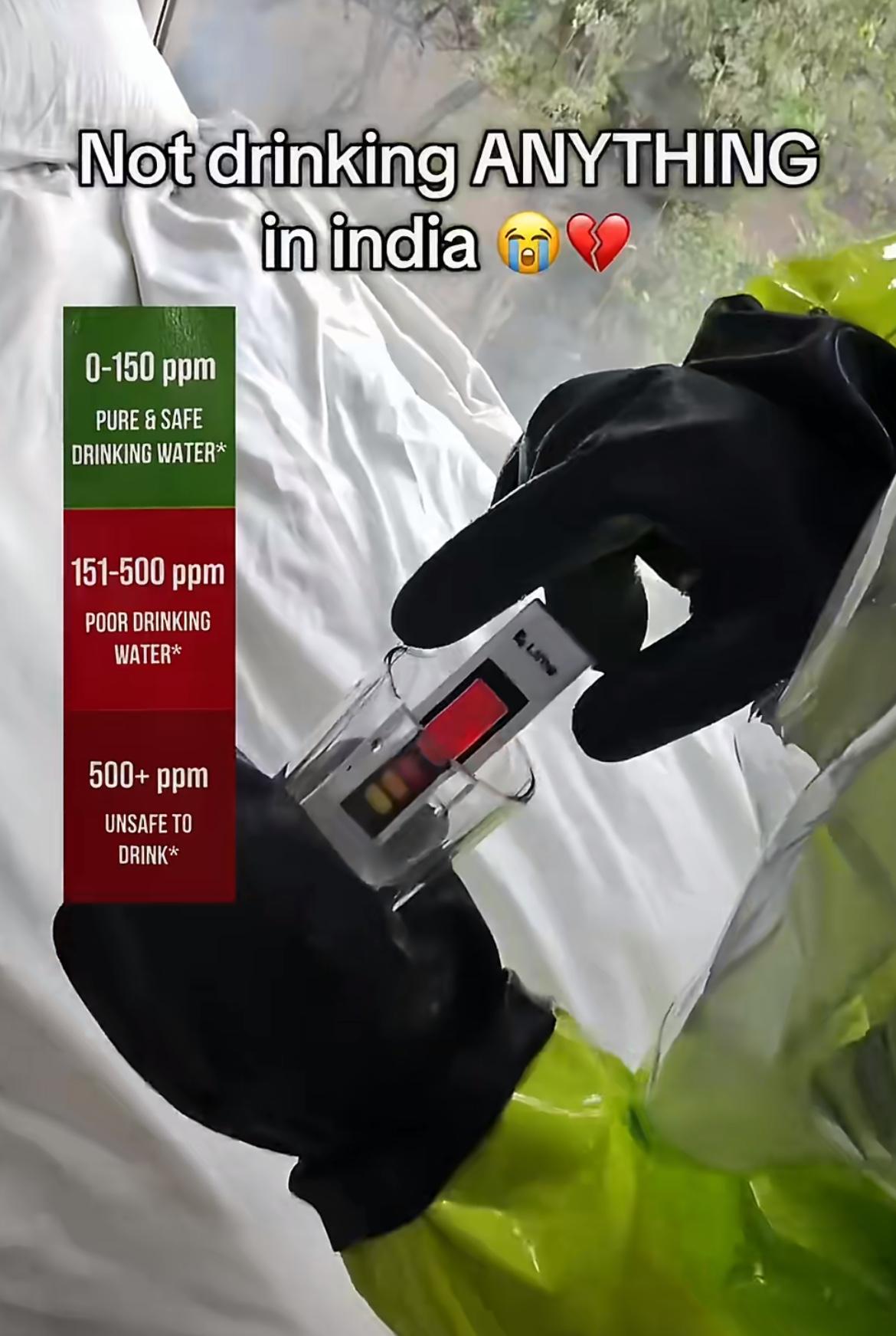 外国博主在印度测试饮用水水质，用检测器放到杯子里面，结果一下子就变红了，数据显示