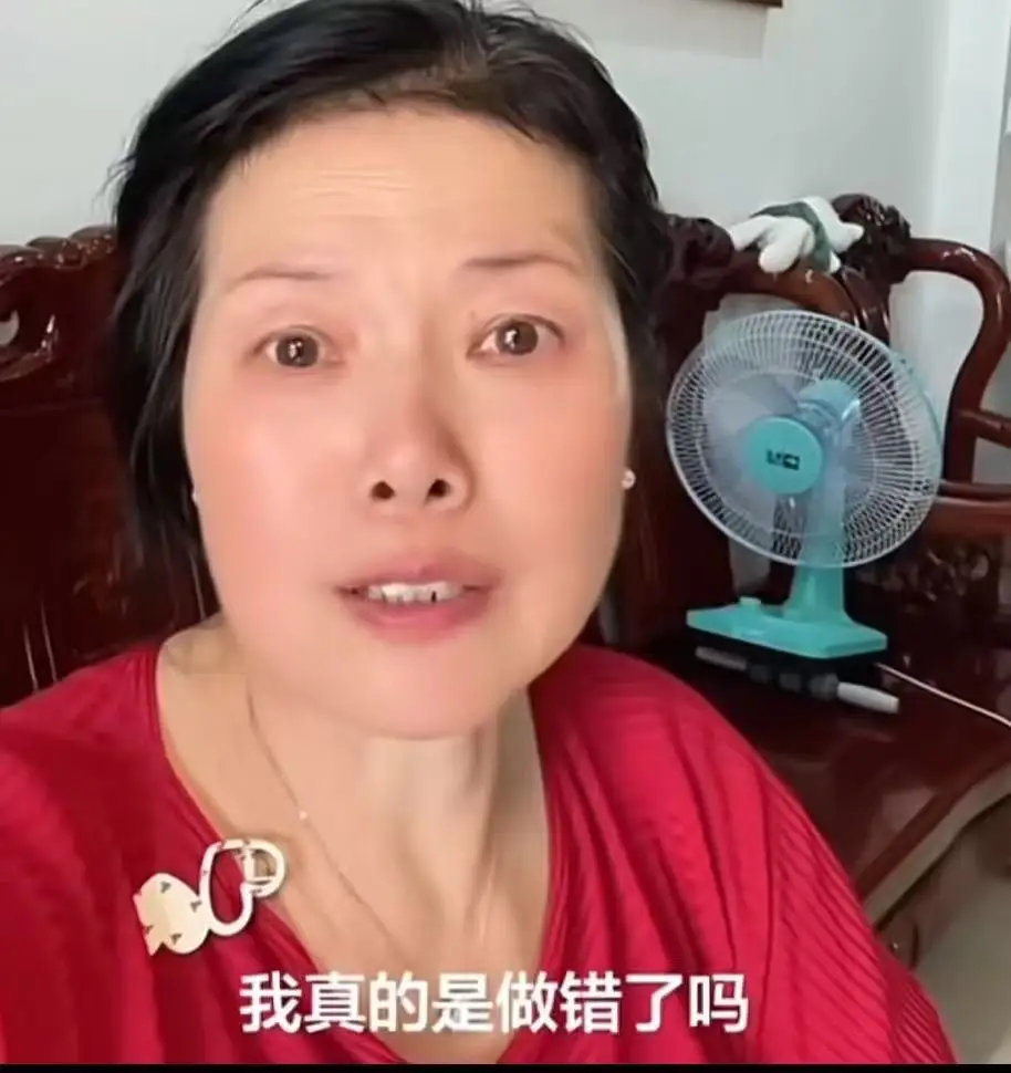 “女儿给我买的中秋礼品，我让儿子拿去送他丈母娘！结果女儿大发雷霆，我有错吗？”视频里，这位大妈一脸委