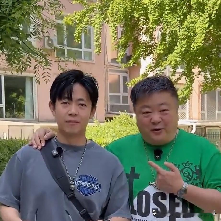 演员洪剑涛是一位大孝子，他和儿子都是演员，洪剑涛对粉丝说:“我把你们心心念念的小