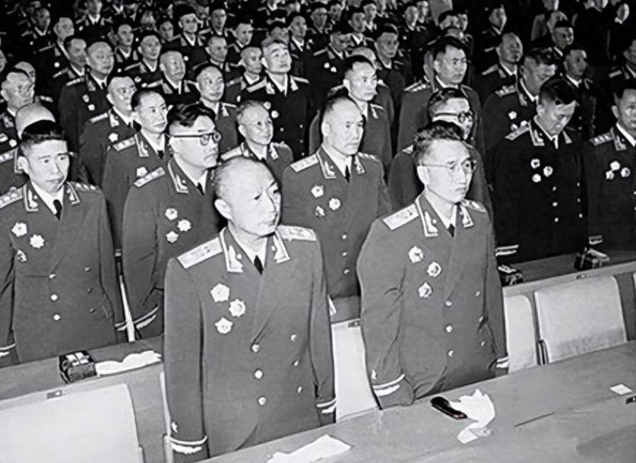 这位司令员被降为军长，1955年授衔时毛主席为何强调他必须授予上将资格1951
