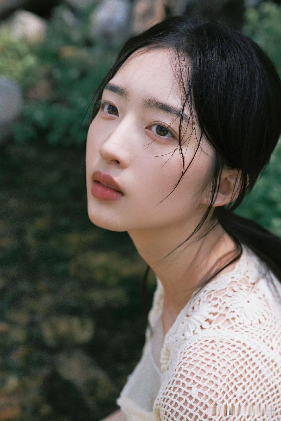 邓恩熙少女穿搭，户外山涧休闲穿搭美学，是清新纯美的模样。​​​纯真少女感穿搭