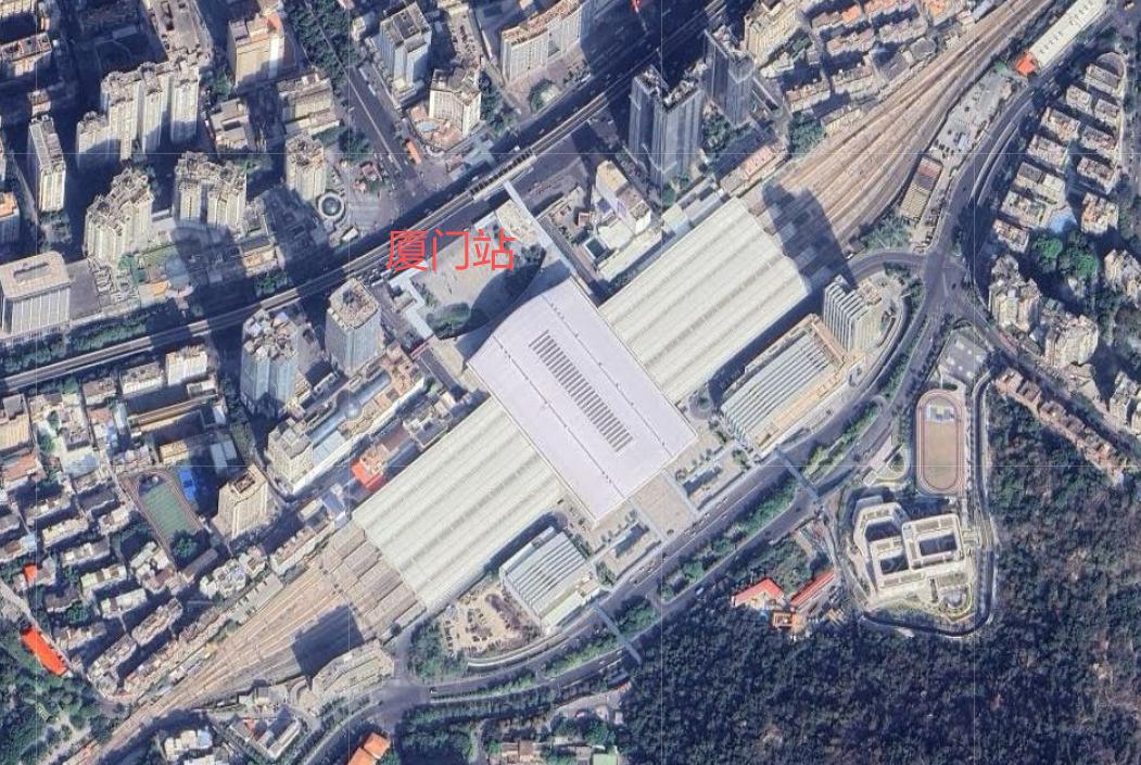 厦门站是厦门经济特区的重要铁路客运站，其发展和变迁见证了厦门铁路交通的飞跃。厦