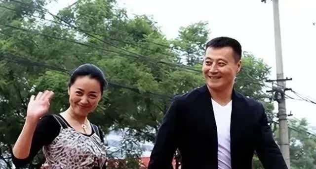 这是早些年的一张老照片了，能认出这两位演员的，估计得是60后了。男演员，长的比较