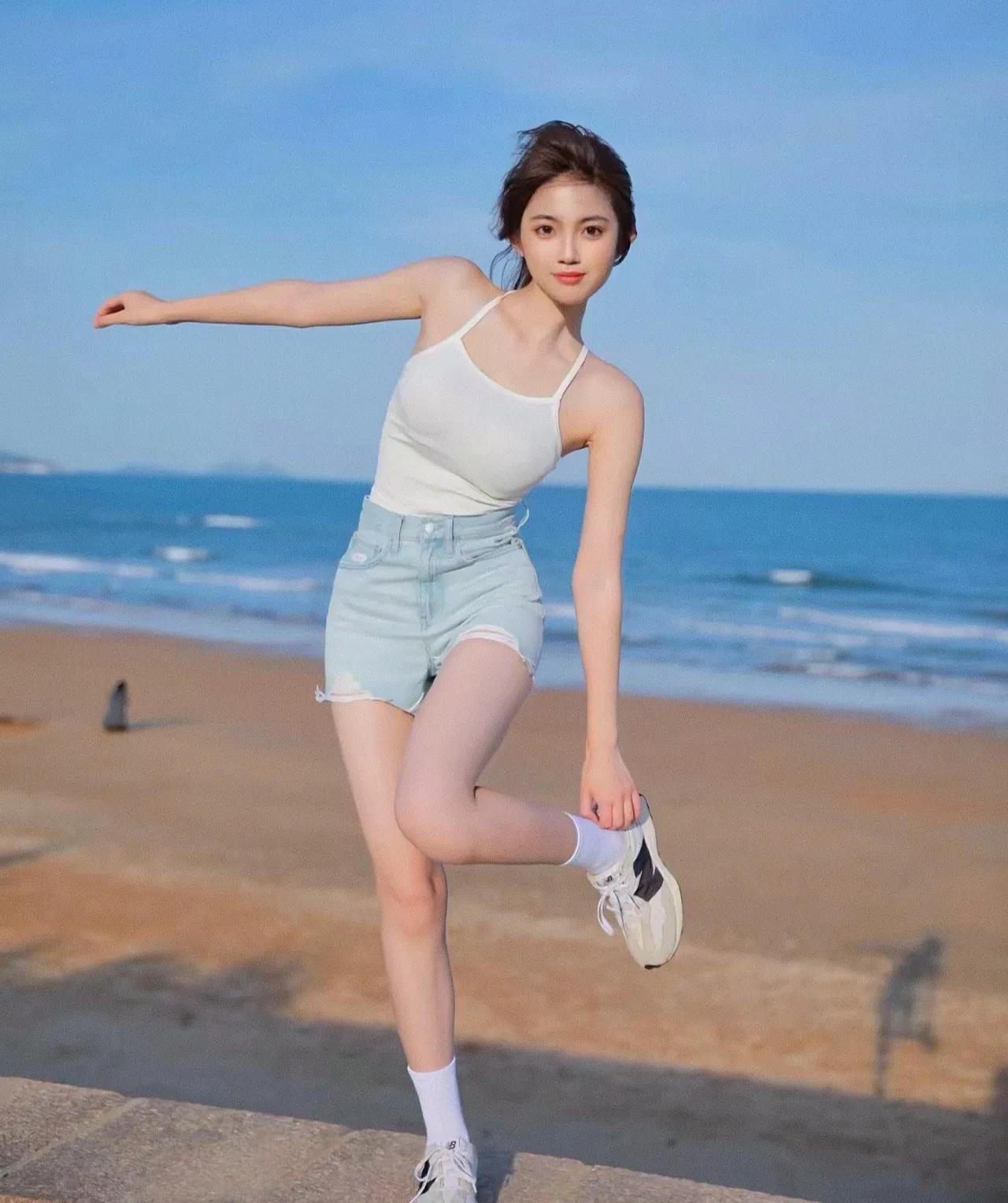 蓝天作幕，大海似澄澈蓝绸，浪花轻涌，与天共绘宁静辽阔，好想拥抱大海。