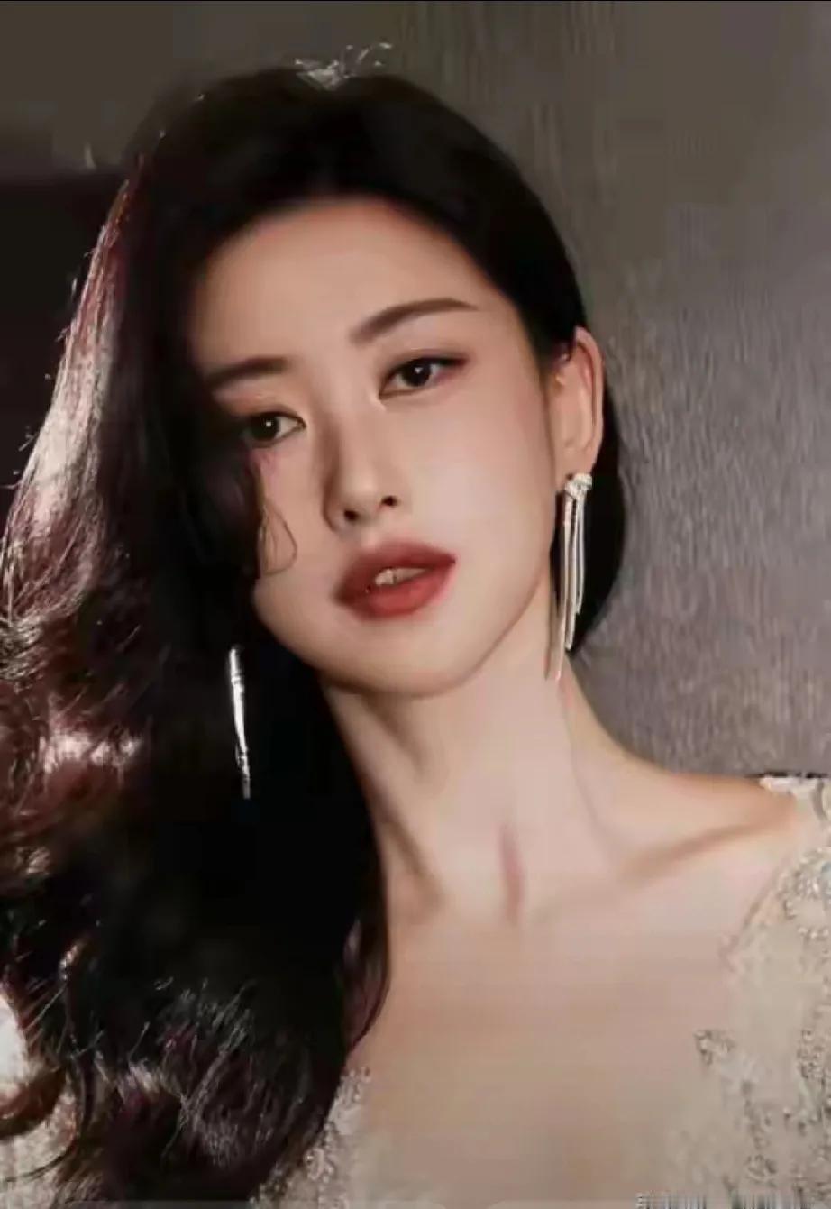 “岁月不败美人”？别天真啦！41岁的朱珠近日现身机场，瞬间引发网友热议。她身着黑