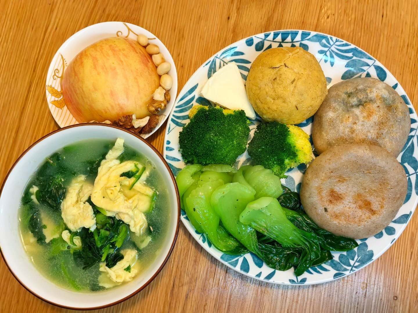 早餐新的一周早上好！今天是我在家吃，绿色🟢满满，有三种，不，四种，不，五种蔬
