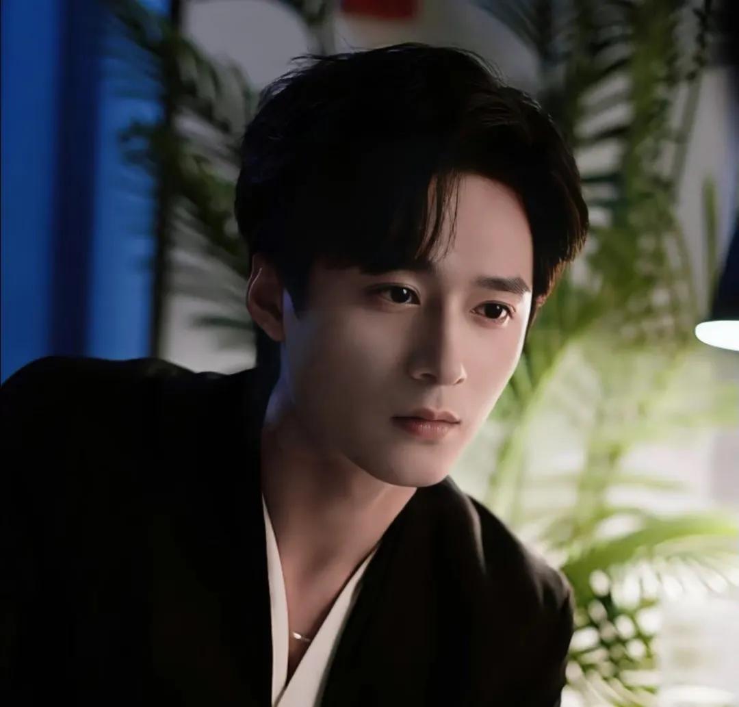 要说短剧圈里活得最通透的，还得是王皓祯。别人拍戏是为碎银几两