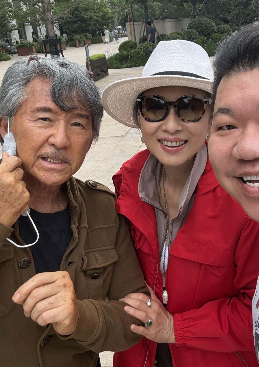 6月22日，79岁林子祥和65岁叶蒨文现身上海新天地逛街购物，夫妻俩在助理的陪同