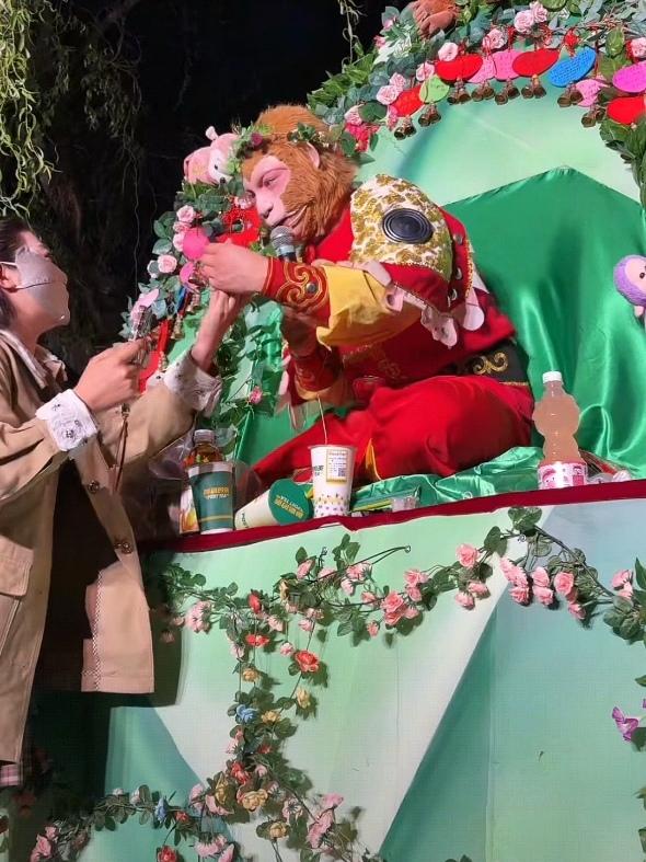 “动机不纯？”雪饼猴在长春动物园做日常直播时，常常和天南地北来的游客互动，气氛一