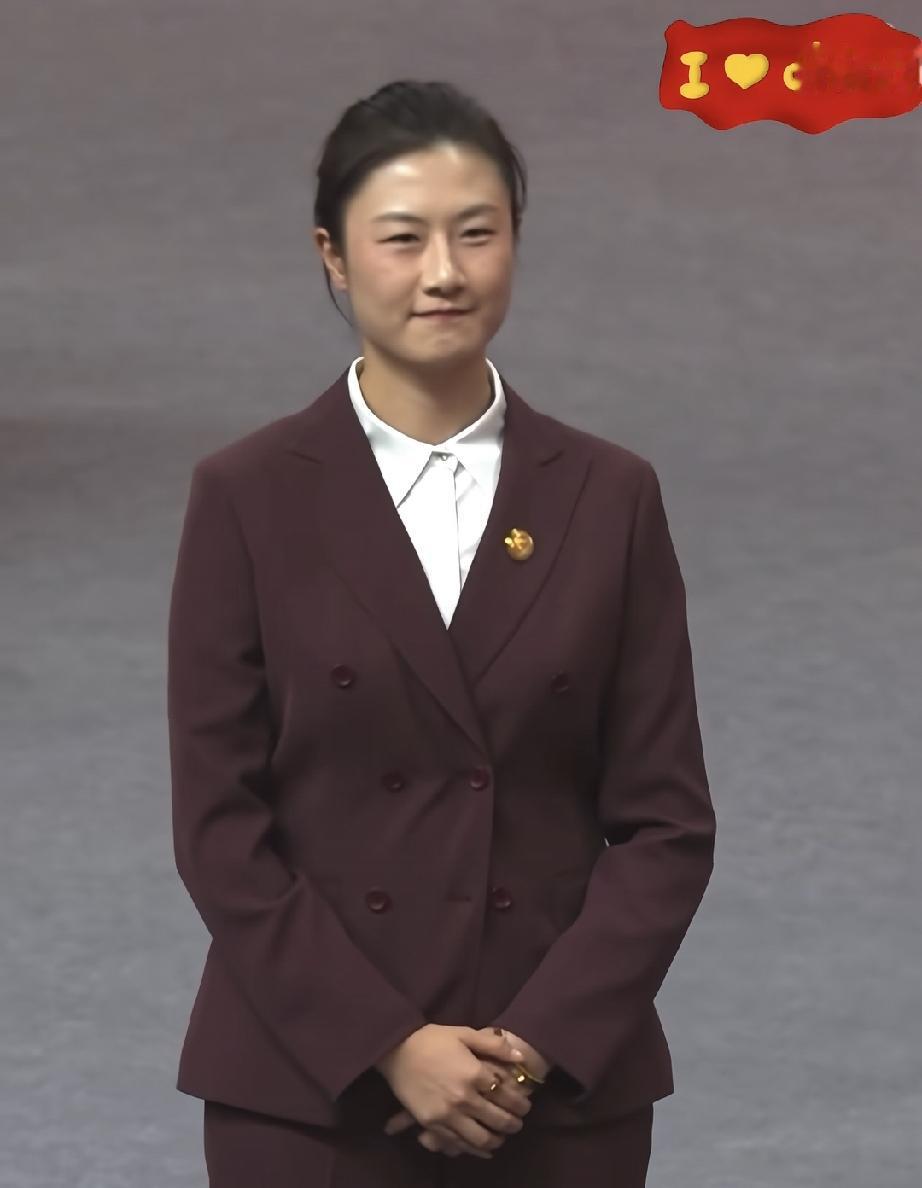 丁宁在等着给女团颁奖。自己人获奖了，太高兴，眼睛都要睁不开了。丁宁作为女乒前