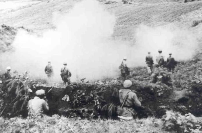 1950年，5000土匪包围解放军，匪首听错哨兵一个字，我军化险为夷。1950年