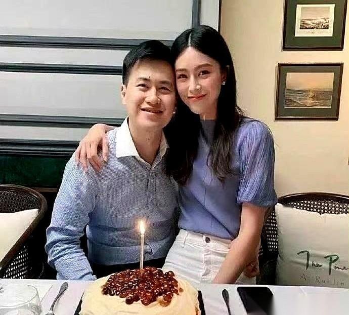 文咏珊老公一亮相，我朋友圈里的小姐妹都炸了。说她命好，嫁得好，老公又有钱，还帅