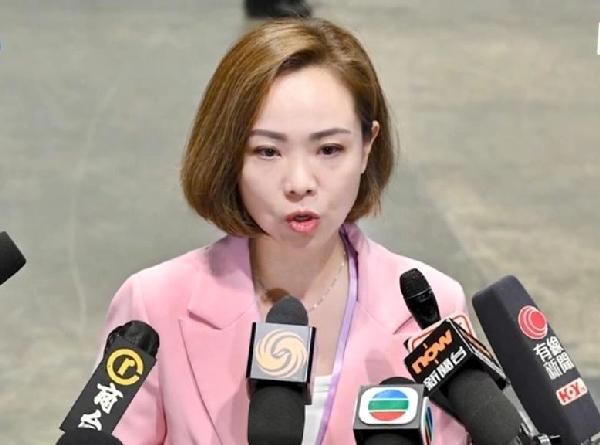 ＃香港议员逆线行车＃社媒上载短片，显示一辆黑色特斯拉电动车在湾仔谢斐道怀疑逆线行