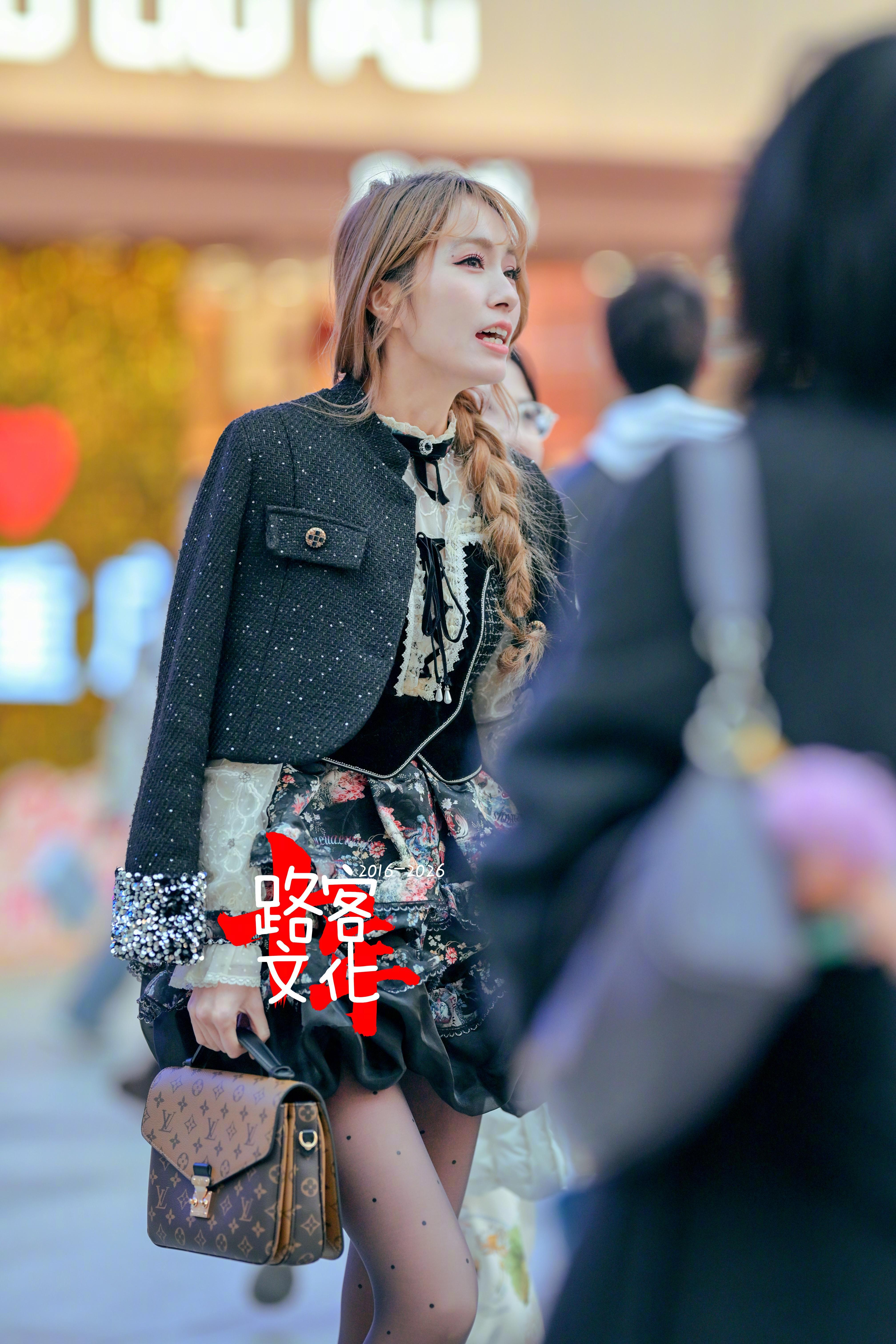 小姐姐穿搭细节不错哈