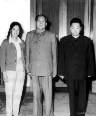 1981年，上级向谢静宜宣读有关于她的决议时，她从口袋里拿出一张发黄的老照片。照