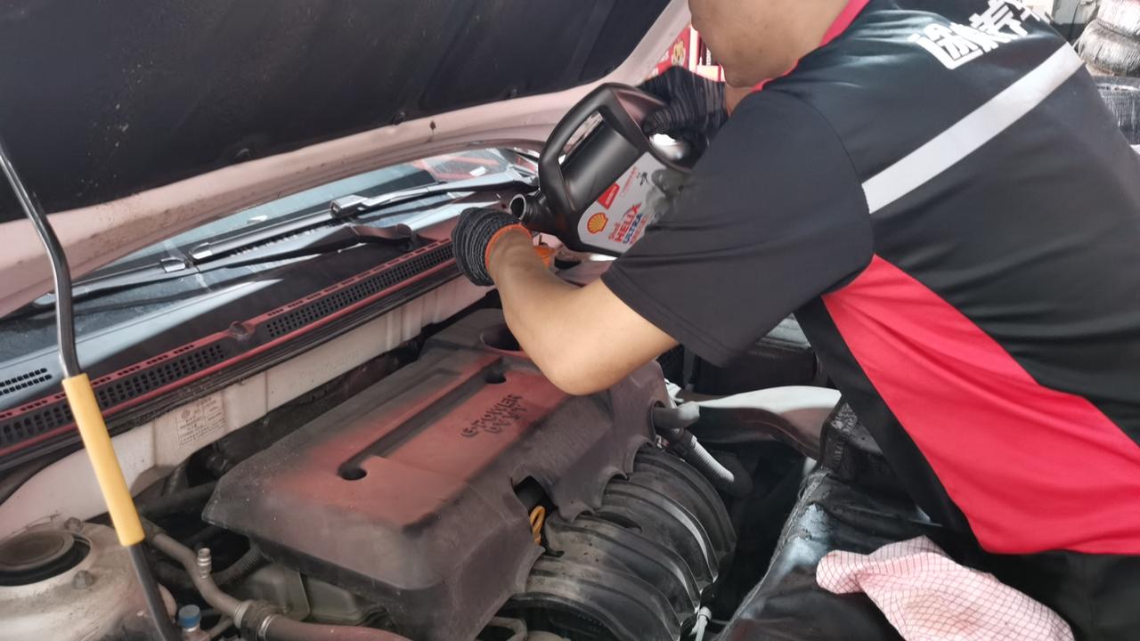 吉利帝豪是一款国民轿车，第三代和第四代吉利帝豪搭载的是1.5L的发动机，日常小保