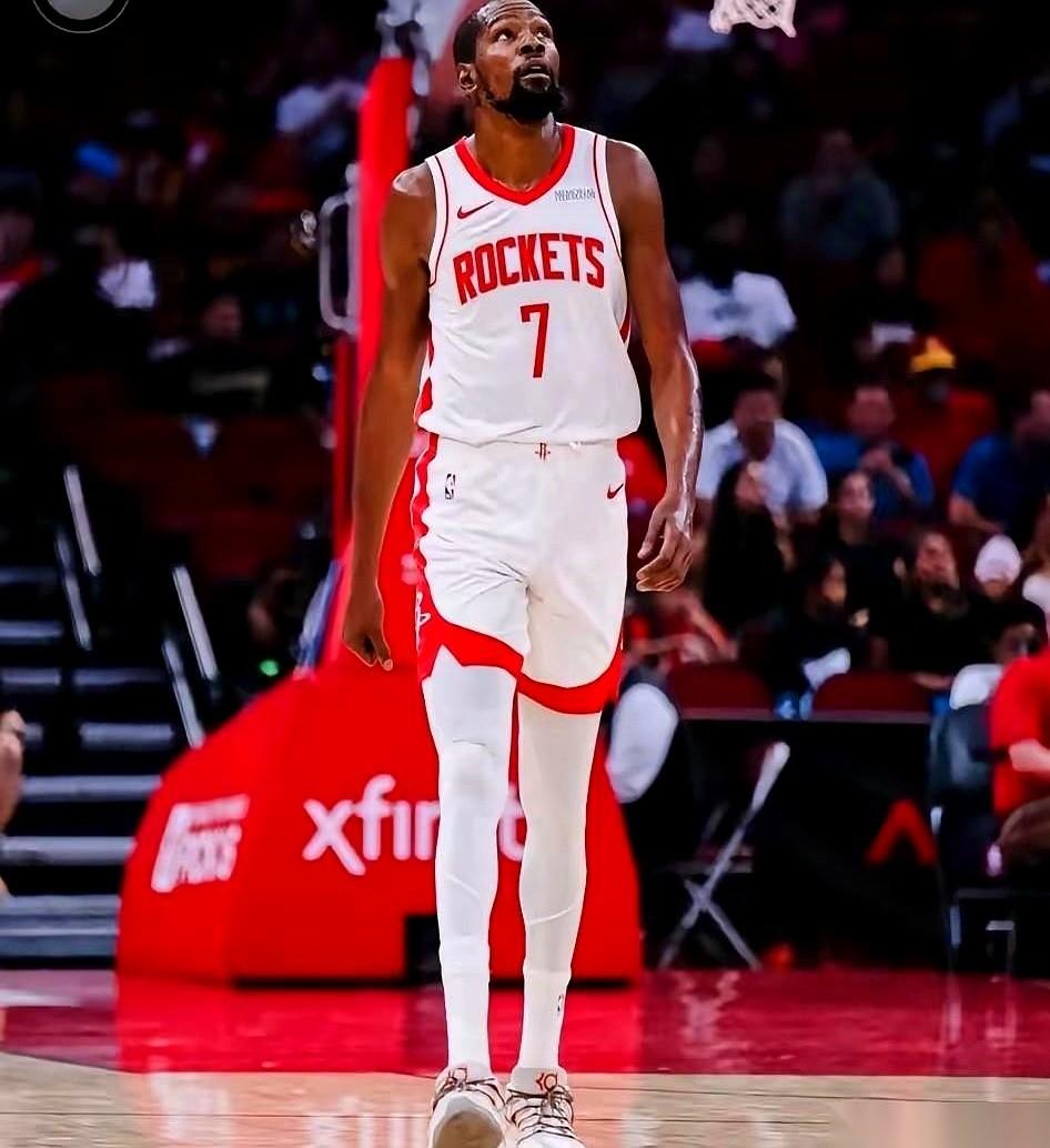 杜兰特一伸手要球，我就想笑。真的，不是黑他。就是觉得这画面特别拧巴。以前在勇