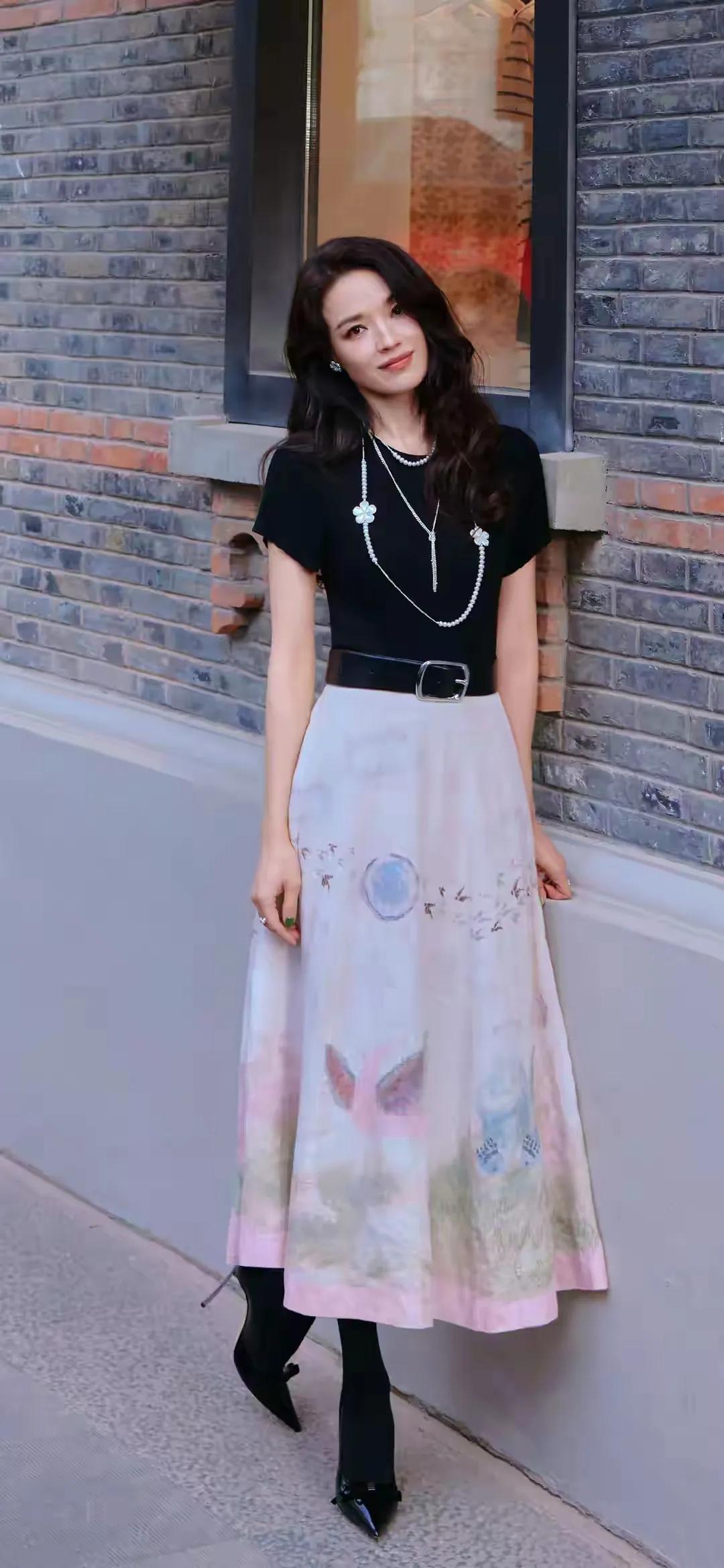 舒淇的造型从来不会让人失望！可温柔，可冷艳，可随性。自带故事感，一颦一笑都很