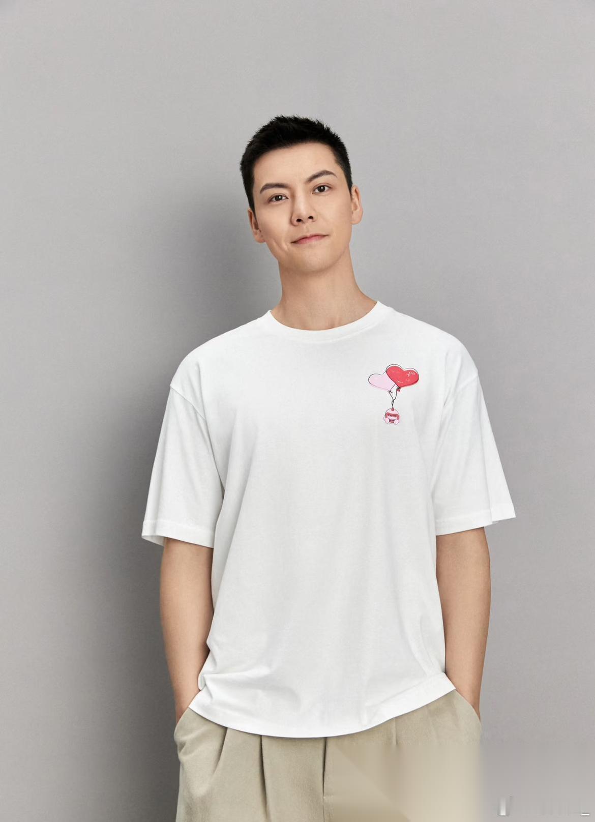 别的明星选择去香港陈伟霆卖了香港房子拿了3000万现金，直接定居北京了，何蕙