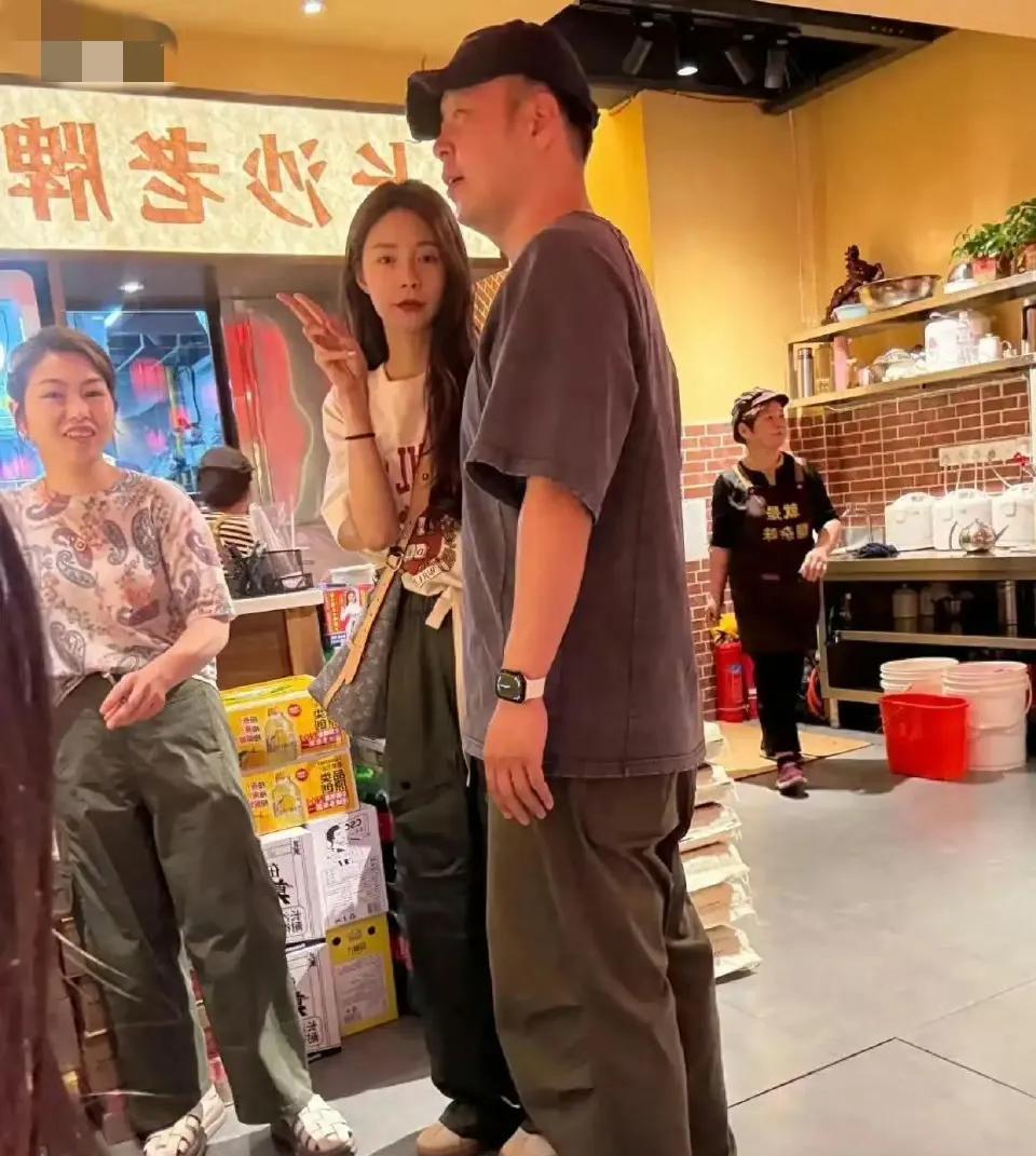 曾被网友调侃为“美女与野兽”组合的杜海涛和沈梦辰，被网友在长沙偶然碰见，杜海涛暴