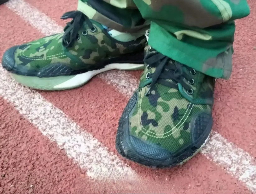 又到军训时，好气又好笑。这位同学虽然聪明，但你以为教官是傻子看不出来吗？