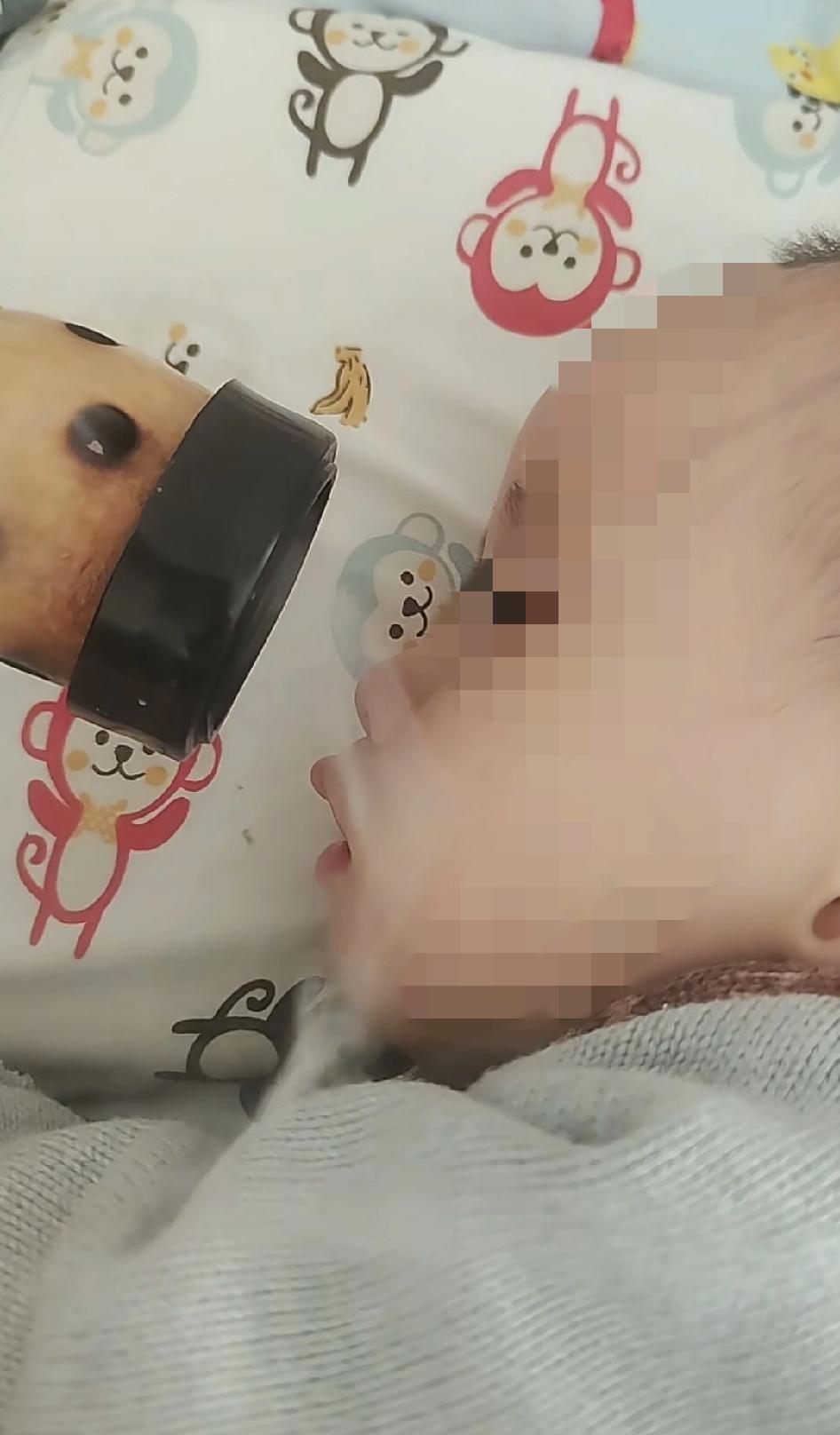 中医似乎处于一种尴尬的叠加状态，既面临着即将失传的危机，又仿佛人人都能自学。这就