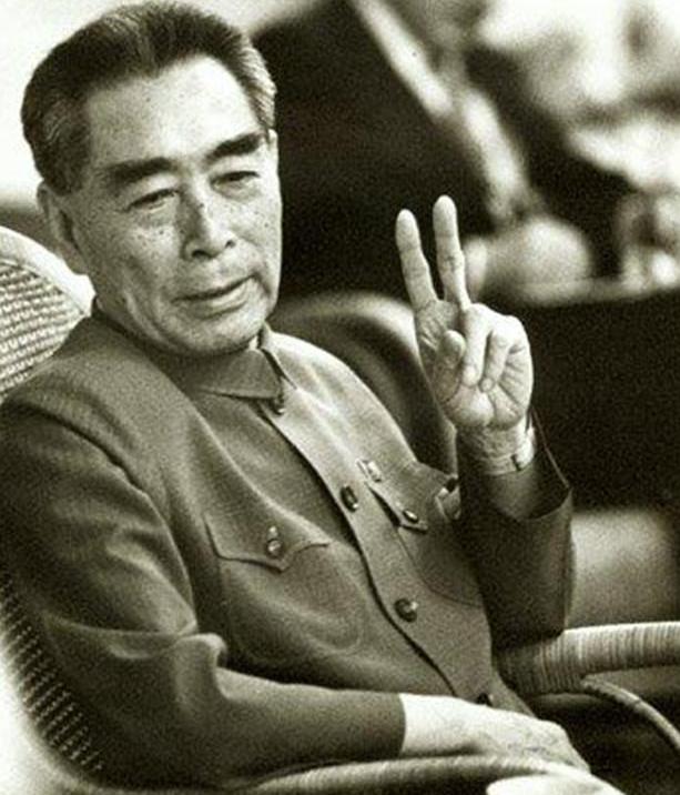 1971年，一个外宾参加国宴时，顺手拿走了国宝九龙杯，工作人员不知如何是好。周总