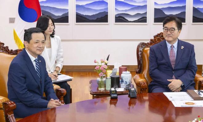日本公开阻挠各国参加抗战胜利80周年纪念活动。这相当于不宣而战，相当于偷袭珍珠港