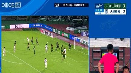 刘浩帆97分钟的禁区手球惊出浙江队一身冷汗。那个手球动作太明显了，浙江队眼看着