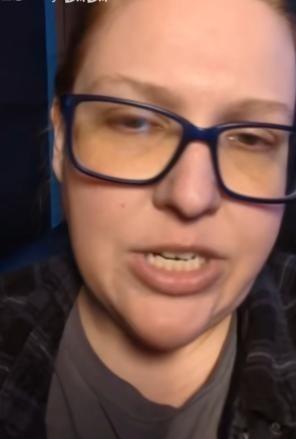 一位美国女孩愤怒地质问：是谁告诉中国人，美国人每年收入120万美元、住大房子，还