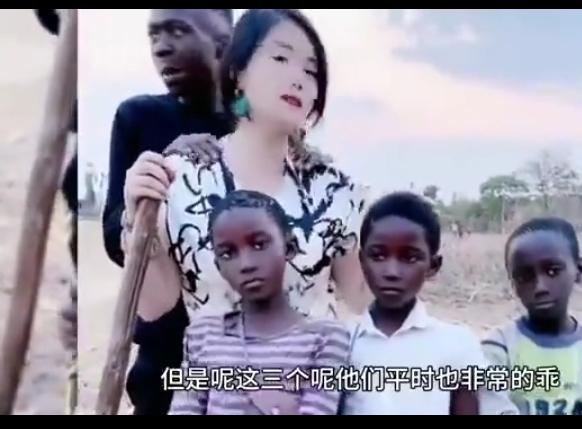 小鹿今年28岁，嫁给一个大她10岁的非洲老公，几年就生了三个小黑娃。她说她很幸