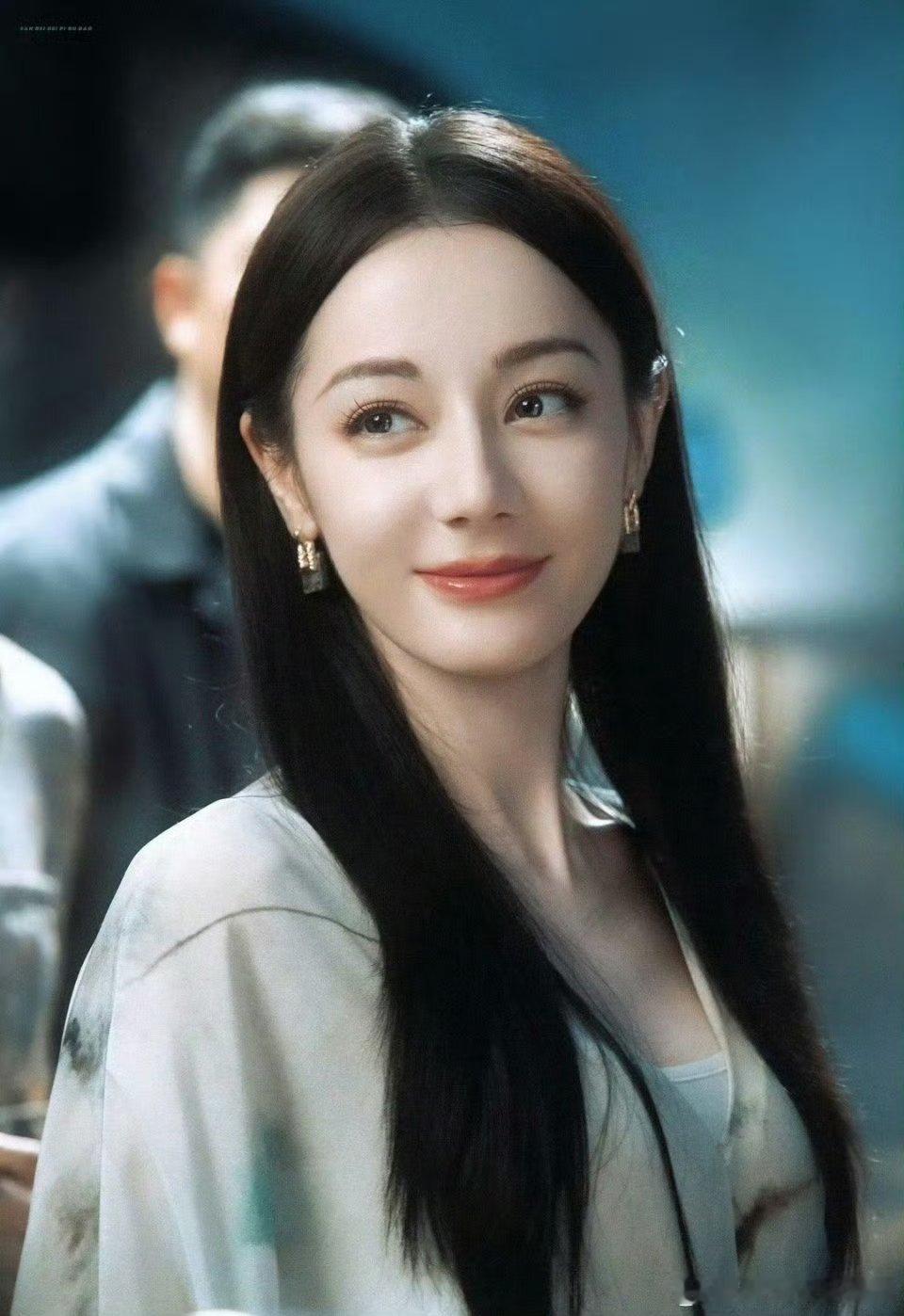 我下班就迪丽热巴这样哈哈别管了我下班就迪丽热巴这样！新剧杀青了笑得是真开心啊🤣