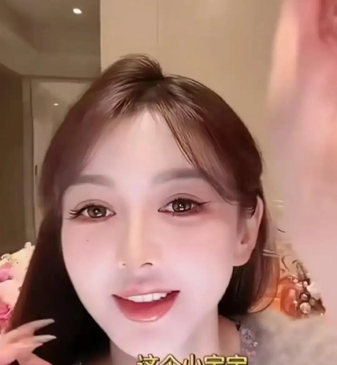 叶珂生完娃不到半年就开播，首场带货破千万，弹幕刷的全是“不是说要退网”当年她和黄