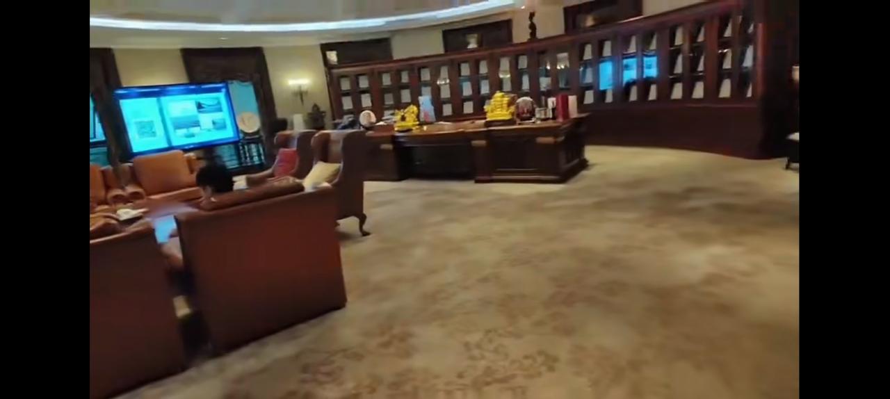 许家印当年的办公室。好家伙，这都赶上美国航天大楼了。这要是不知道，一走进去，还以