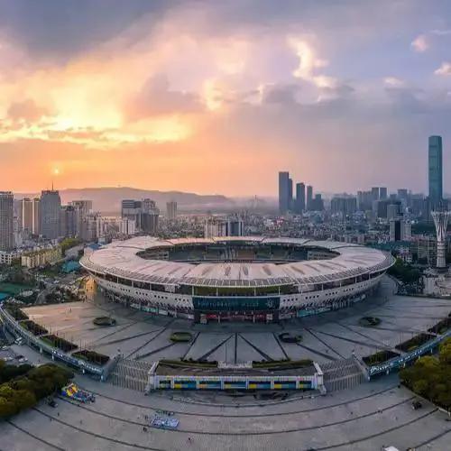 果然不出我所料[吃瓜]12月27日晚，长沙贺龙体育场，4万多名观众一起观看