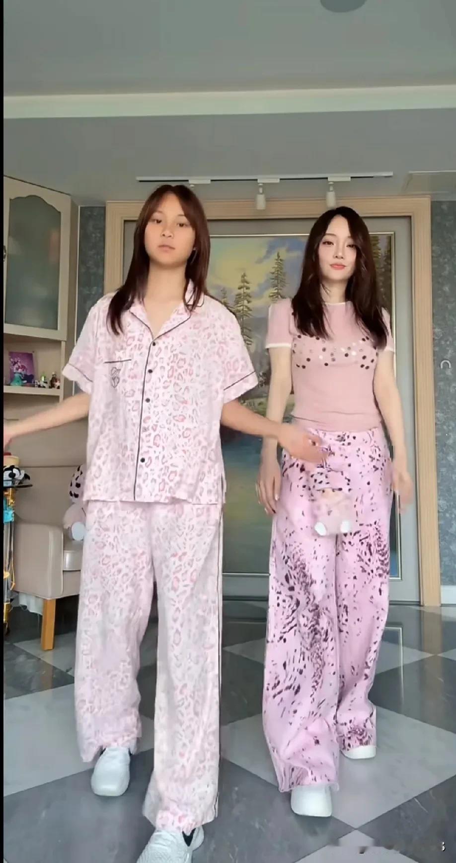 甜馨真的是越长越像爸爸了呢，小姑娘特别大方。李小璐生完孩子后还能拥有马甲线，身材