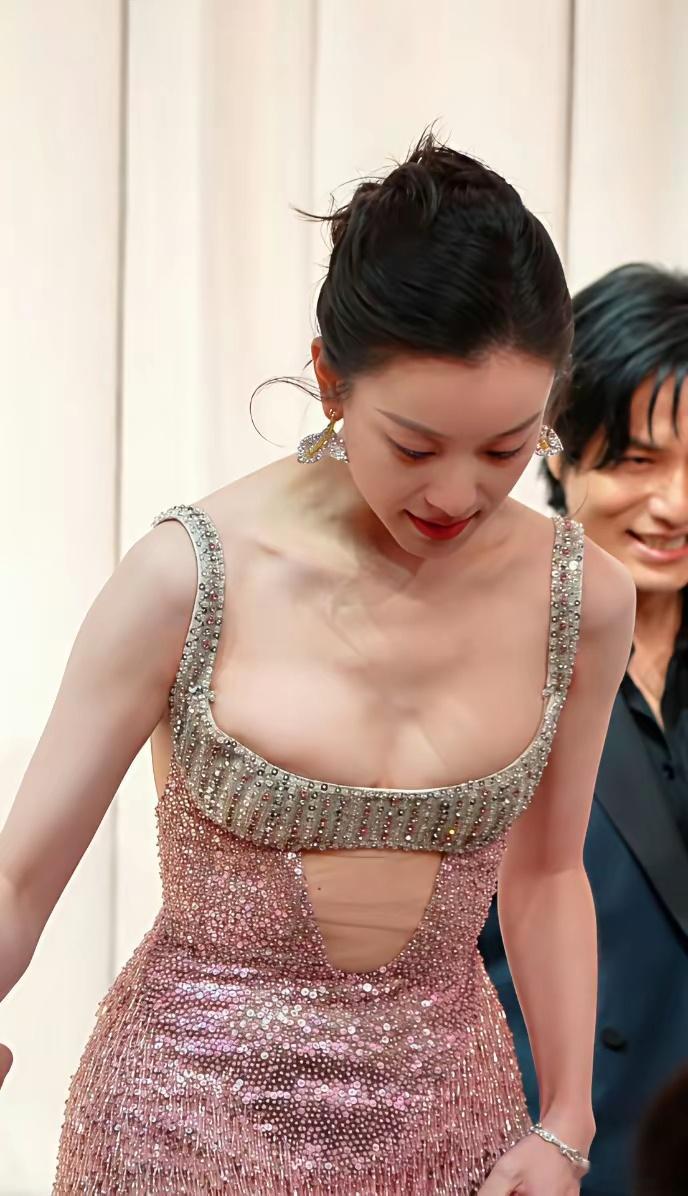 大家都别再羡慕倪妮了，女明星是真的不好当，倪妮腕儿也不小了吧，可是你看她穿的礼服