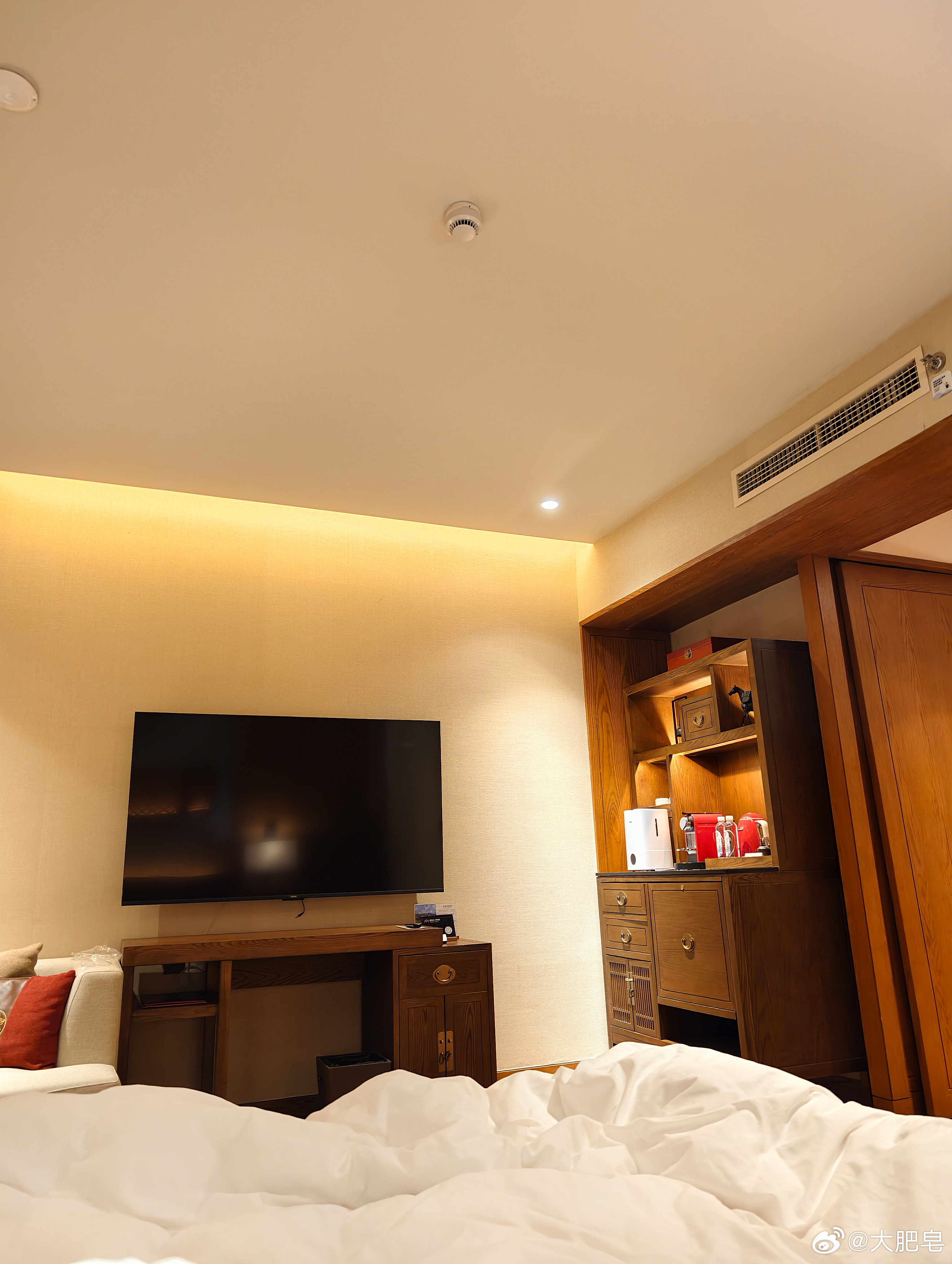 啊，一觉睡到了现在，这个肚子终于比之前好一点了……有时候真的不知道自己的肚子是怎