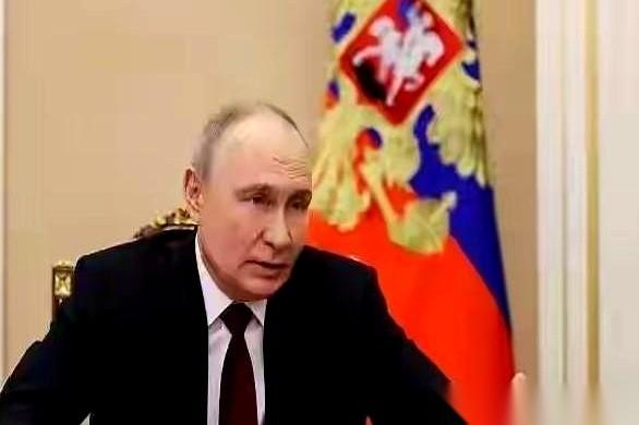 一个印度记者，把话筒怼到普京脸上，问了个全世界都想知道的问题：“大哥，中国和印