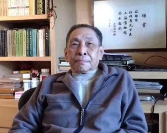1991年，杜月笙的儿子杜维善来到了北京，想收回父亲当年购置的四合院，然而住户却
