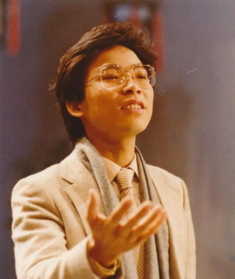 1984年，歌手张明敏得知我国举办亚运会的经费，还差了6亿的缺口时。毅然决然的卖